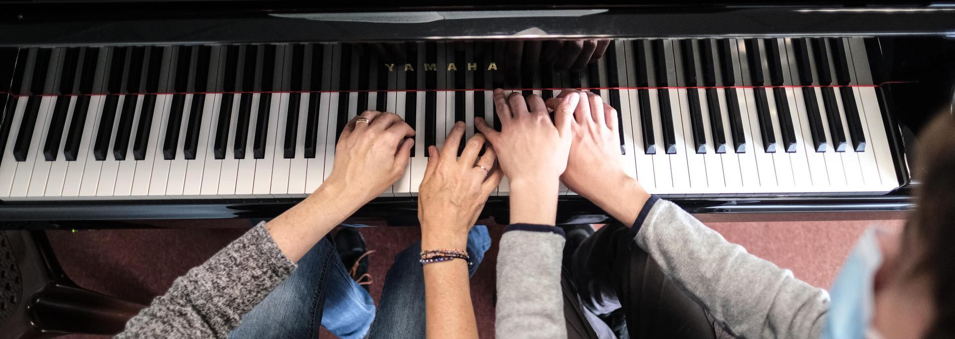 Piano joué par deux personnes